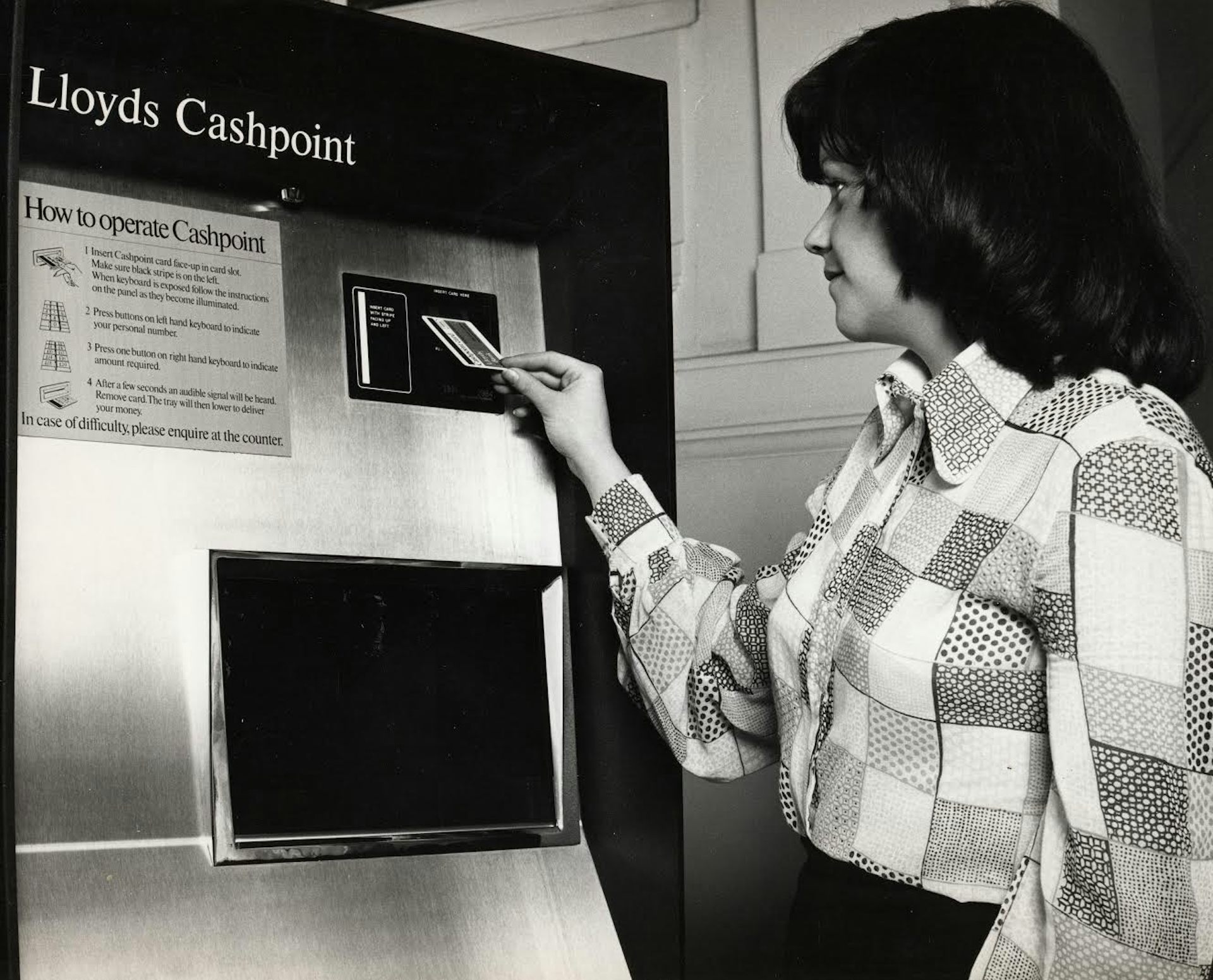 They began to withdraw money from the account of a cellular phone They began to withdraw money from the account of a cellular phone